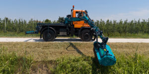 Braccio decespugliatore articolato e telescopico avanzato per applicazione scarrabile su pianale di autocarro