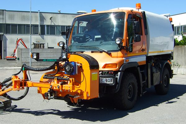 Débroussailleuse équipée d'un système automatique de contournement des obstacles, à montage frontal pour camions