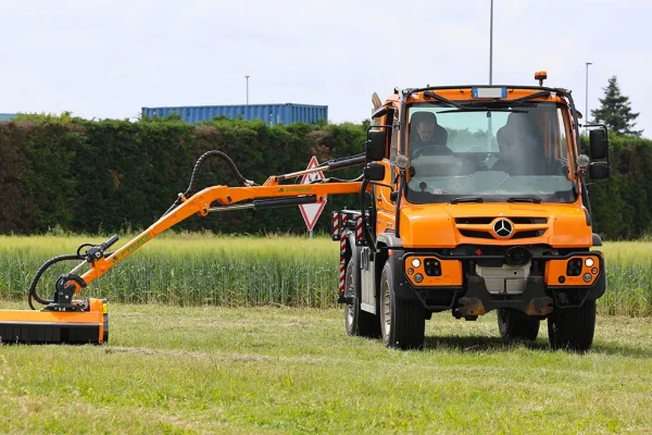 Bras de débroussailleuse articulé destiné à être monté de manière amovible sur le plateau d'un camion Talent Hymach Evidenza