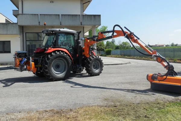 Bras de débroussailleur hydraulique à géométrie compensée et extrémité télescopique monté sur châssis central pour tracteur Emphasis Flexor Hymach Evidenza