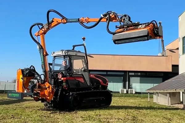Bras débroussailleur arrière à trois articulations pour le débroussaillage dans les rangées et sur les talus – Fruit Hymach Evidence