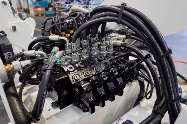 Distributeur électrohydraulique dont les fonctions sont commandées par un joystick à levier unique