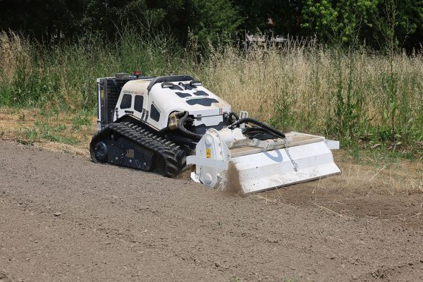La fraise pour sol destinée au robot porte-outils Herbhy est conçue pour la préparation et l'ameublissement du sol, favorisant ainsi la formation d'un lit de semence uniforme et optimal pour les travaux ultérieurs, les interventions de restauration environnementale ou l'entretien des espaces verts.