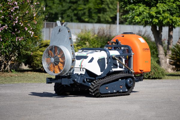 Le pulvérisateur pour robot porte-outils est conçu pour les traitements phytosanitaires dans les vignobles, les vergers et les cultures spécialisées.