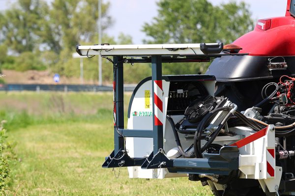 Pare-chocs arrière équipé d'un système de repliage permettant de réduire l'encombrement lors du transport et du remisage de la machine.