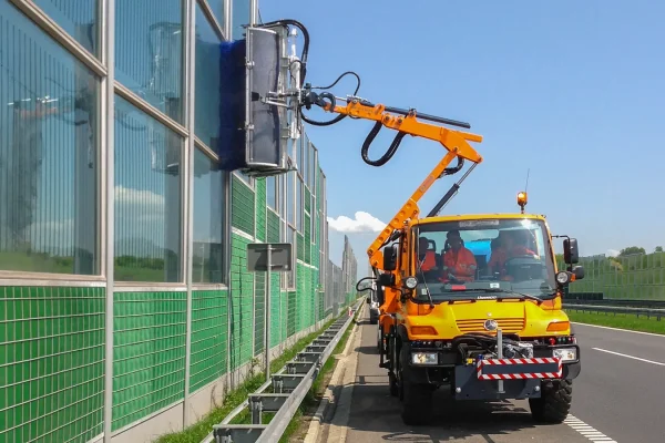 Nettoyeuse SolarClean pour barrières routières Hymach - Points forts