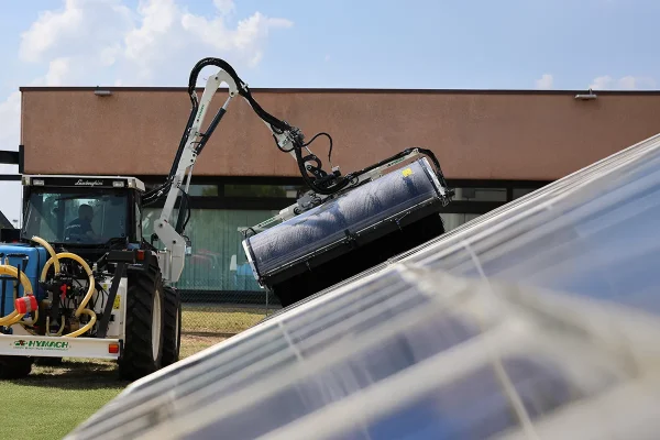Nettoyeur SolarClean pour panneaux photovoltaïques et solaires Hymach 4