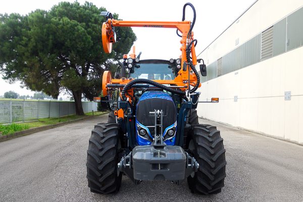 Débroussailleuse à passage par-dessus pour le fauchage autour d'obstacles, attelée à un tracteur