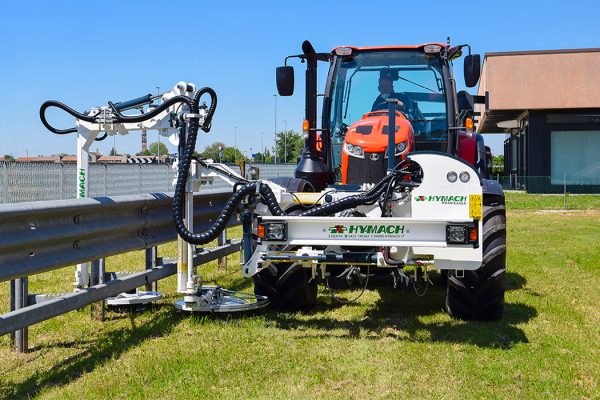 Débroussailleuse-tondeuse Hymach équipée d'un système automatique de contournement des obstacles verticaux
