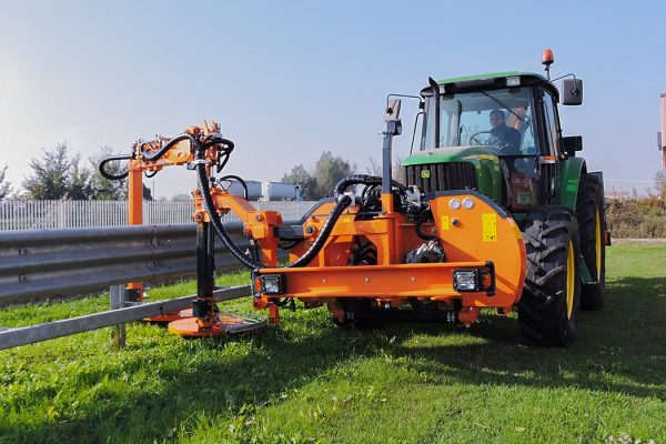Débroussailleuse-tondeuse adaptée à la tonte professionnelle de la végétation à proximité d'obstacles le long de l'accotement routier.