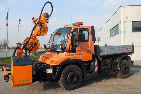 Le bras débroussailleur ROADEAGLE UF de Hymach est une machine de débroussaillage et de tonte conçue pour la tonte en continu de l'herbe autour des obstacles et des glissières de sécurité.