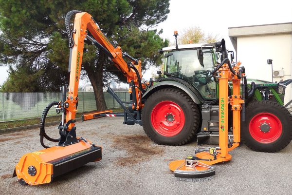 Débroussailleuse à passage surélevé de grande taille pour le fauchage autour d'obstacles, avec attelage central au tracteur
