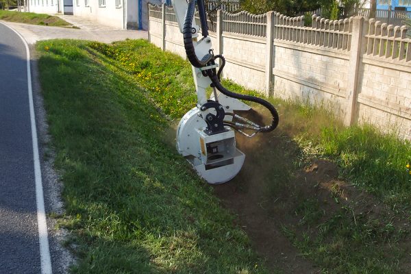 Rotofossi, machine destinée à l'entretien et au nettoyage du lit des fossés