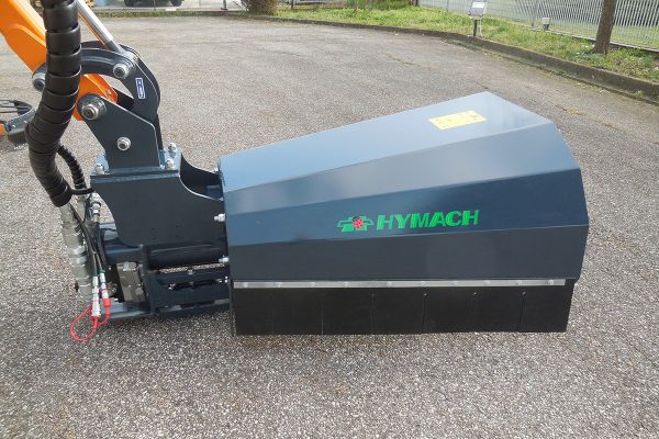 Déblayeuse, machine à bras hydrauliques conçue pour le nettoyage des fossés, des berges, des accotements et des talus.