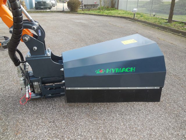 Déblayeuse, machine à bras hydrauliques conçue pour le nettoyage des fossés, des berges, des accotements et des talus.