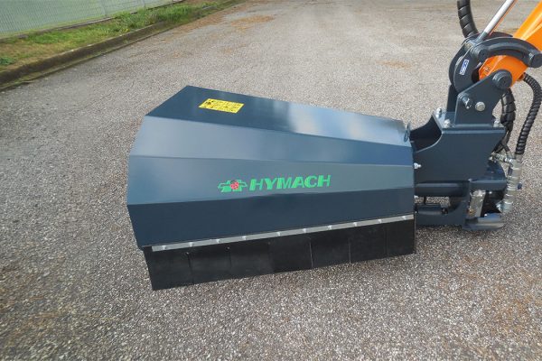 Déblayeuse, machine à bras hydrauliques conçue pour le nettoyage des fossés, des berges, des accotements et des talus.