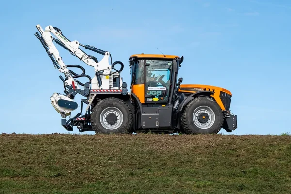 Hymach Baccio : débroussailleuse articulée et télescopique destinée à être montée sur la plate-forme d'un engin automoteur EXANSE FLEXOR JS