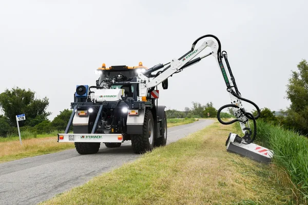 Bras de débroussaillage articulé et télescopique Hymach, destiné à être monté sur la plate-forme d'un engin automoteur EXPANSE JS